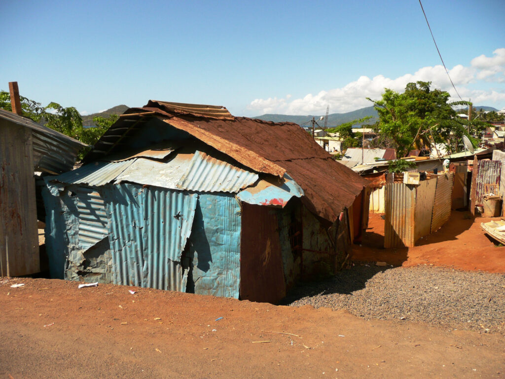 Photographie de bidonville. À Mayotte, une grande partie de la population vit dans des cases en tôle, improprement appelées bangas.